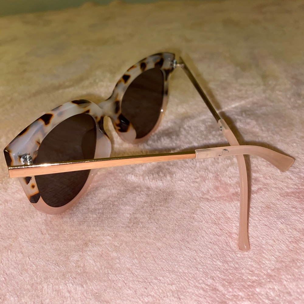 Beautiful pink tiger print sunglasses!